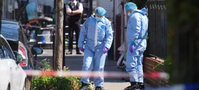 05 August 2025, United Kingdom, London: Forensic police officers at the scene on Dynevor Road in Stoke Newington after a 45-year-old man is shot dead in north London. Metropolitan Police find the victim with gunshot injuries in the early hours of Tuesday. A murder investigation is underway, but no arrests have been made. Photo: James Manning/PA Wire/dpa