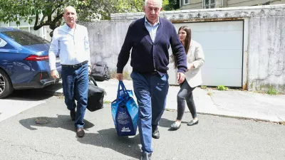 04.08.2025., Ulica Josipa Kozarca, Zagreb - Dolazak Ive Sanadera u obiteljsku kucu u Kozarcevoj ulici nakon izlaska iz zatvora.. Ivo Sander vratio se kuci u pratnji odvjetnika Dragana Crnkovica. Ivo Sanader, bivsi hrvatski premijer, uvjetno je pusten na slobodu nakon sto je odlukom vijeca Zupanijskog suda u Sisku prihvacen prijedlog za njegov uvjetni otpust iz Kaznionice u Lipovici&ndash;Popovaci.&nbsp; Photo: Goran Stanzl/PIXSELL