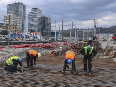 - 01.04.2025 - ogled nadgradnje železni&scaron;ke postaje Ljubljana - gradnja, gradbi&scaron;če, železnica, delavec, politika, minister župan//FOTO: Jaka Gasar
