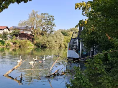 Plavajoče hi&scaron;ke čakajo na novega kupca na privezu na območju Livade daleč od centra mesta. Foto: Miha K. Turk 