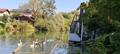 Plavajoče hiške čakajo na novega kupca na privezu na območju Livade daleč od centra mesta. Foto: Miha K. Turk 