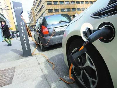 - električna polnilnica v Ljubljani - polnilna postaja - črpalka - električna mobilnost - vozilo z električno energijo - hibridna vozila - električno vozilo - vozilo na elektriko   //FOTO: Tomaž Zajel&scaron;nik