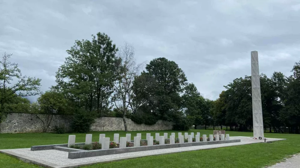 V Grajskem parku prenovili grobi&scaron;če s spomenikom