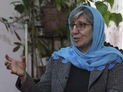 Sima Samar, a prominent activist and physician, who has been fighting for women's rights in Afghanistan for the past 40 years, speaks during an interview at her house in Kabul, Afghanistan, on March 6, 2021, six months before the Taliban takeover of her country. A year after that seismic shift, Samar says that she is still heartbroken over what happened to Afghanistan. (AP Photo/Rahmat Gul) / Foto: Rahmat Gul