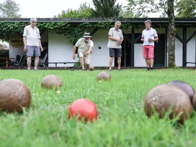 Lesene krogle in ohlapnej&scaron;a pravila: balinanje na travi prevzeli od avstralskih Slovencev