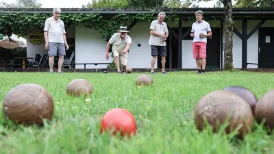 Lesene krogle in ohlapnej&scaron;a pravila: balinanje na travi prevzeli od avstralskih Slovencev