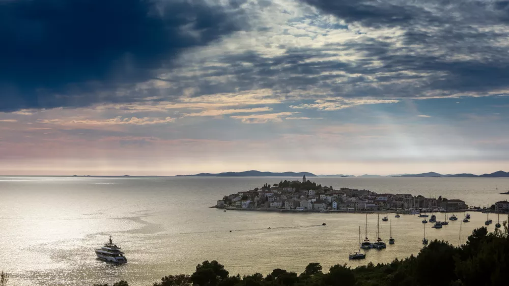 - Cestni odsek od Zadra proti Splitu.- Primo&scaron;ten. Hrva&scaron;ka,- 26.05.2025. - Reportaža o Jadranski magistrali ob 60. obletnici izgradnje in 70. obletnici začetka gradnje.- Jadranska magistrala, cesta, hrva&scaron;ka obala.OPOMBA: ZA OBJAVO V OBJEKTIVU!//FOTO: Bojan Velikonja / Foto: Bojan Velikonja