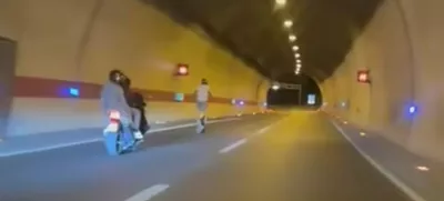 Vožnja z e-skirojev po tunelu na Hrvaškem. 