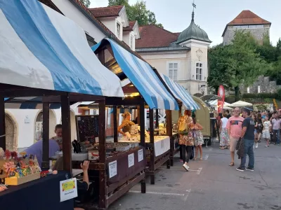 Del festivala je tudi Diversity sejem, kjer lokalni ustvarjalci in rokodelci &ndash; med njimi tudi posamezniki iz ranljivih skupin &ndash; predstavljajo unikatne izdelke