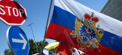 protest Ukrajincev, ki živijo v Sloveniji - domobranska zastava - - Kranjska deželna zastava - grb dežele Kranjske - moder orel z rdečimi nogami - - 30.07.2016 - Obisk predsednika Rusije Vladimirja Putina v Sloveniji - Foto: Tomaž Skale / Foto: Tomaž Skale