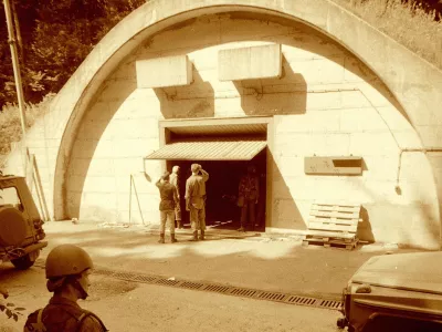 Skladi&scaron;če JNA Borovnica, avgust 1991, armada prevzema skladi&scaron;če ponovno v svoje roke. Skladi&scaron;čnik se je prijel za glavo, ko je zagledal prazna skladi&scaron;ča. - Borovnica - primopredaja orožja - Jugoslovanska ljudska armada (JLA) - Teritorialna obramba TO, //FOTO: Tomaž SkaleOPOMBA: ZA OBJAVO V ČASOPISU DNEVNIK