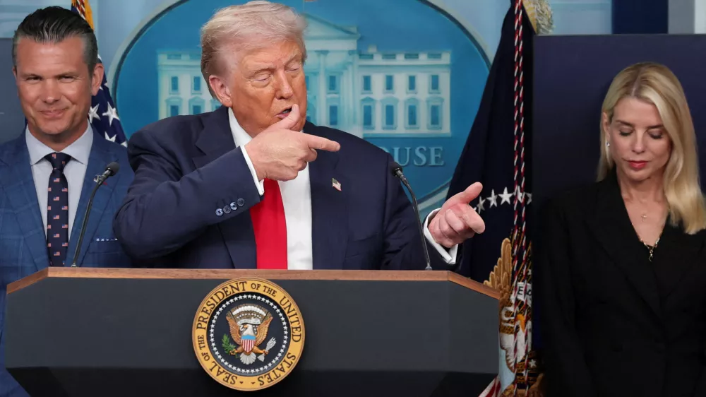 U.S. President Donald Trump gestures as he speaks about Javelin anti-tank missiles next to U.S. Defense Secretary Pete Hegseth and U.S. Attorney General Pam Bondi during a press conference about deploying federal law enforcement agents in Washington to bolster the local police presence, in the Press Briefing Room at the White House, in Washington D.C., U.S., August 11, 2025. REUTERS/Jonathan Ernst   TPX IMAGES OF THE DAY / Foto: Jonathan Ernst