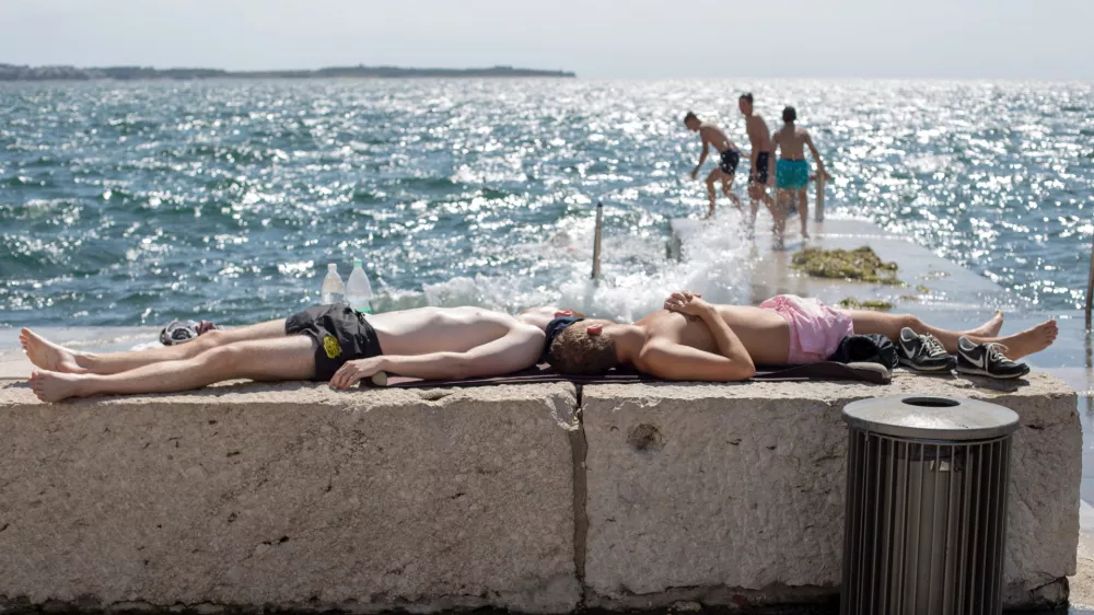 - Piran, Piranski zaliv, morje, kopalci, poletje, vročina, arbitraža, plaža Foto: Matjaž Ru&scaron;t