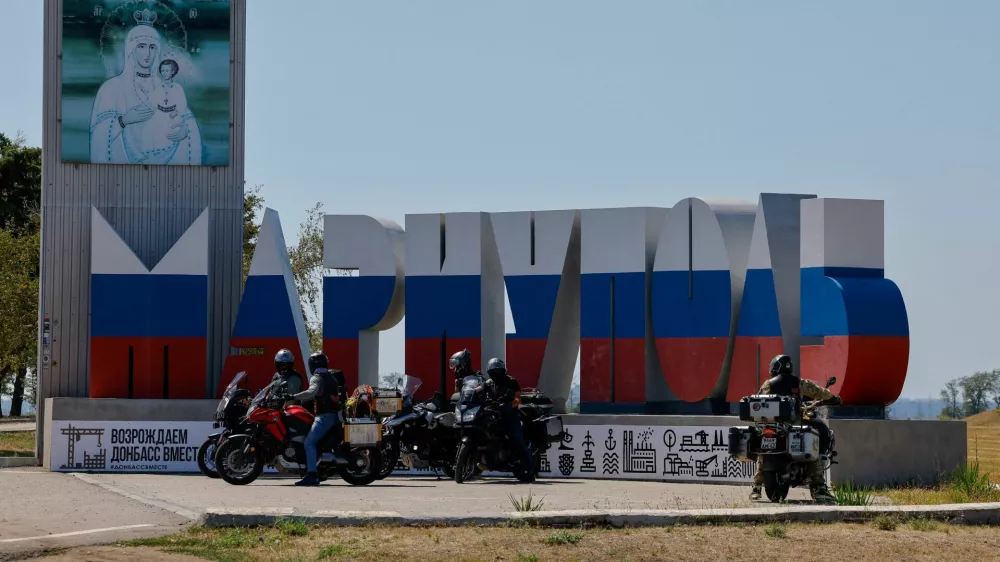 Bikers arrive at a stele with the city name painted in the colours of the Russian state flag amid Russia-Ukraine military conflict, in Mariupol, a Russian-controlled city of Ukraine, August 6, 2025. REUTERS/Alexander Ermochenko