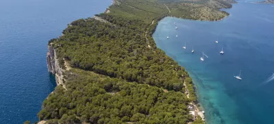 Aerial view of the island of Dugi Otok in front of the city of Zadar, Croatia. Coastline. Cliff overlooking the sea and lagoon. / Foto: Naeblys