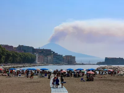 Dim je mogoče videti tudi iz bližnjega Neaplja. Foto: Profimedia