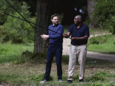 Ameri&scaron;ki podpredsednik je trenutno na obisku v Veliki Britaniji, kjer sta se&nbsp;z britanskim zunanjim ministrom Davidom Lammyjem preizkusila tudi v lovljenju rob. Foto AP