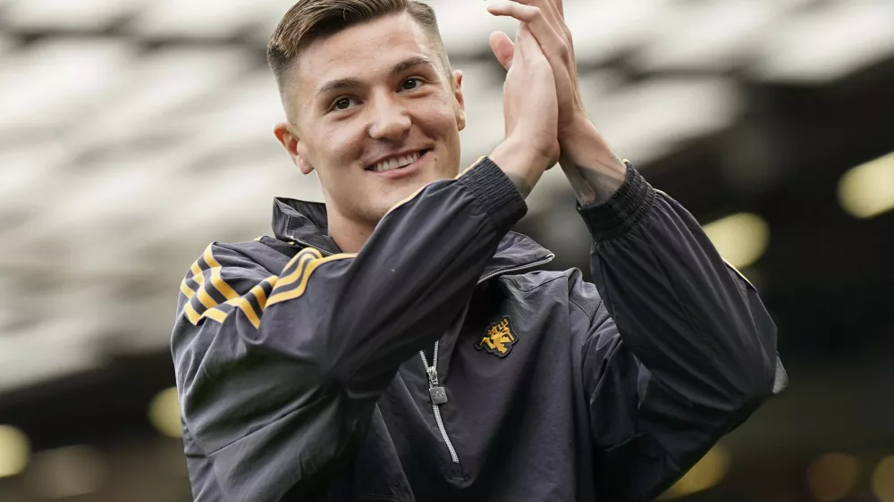 Benjamin &Scaron;e&scaron;ko je danes že pozdravil navijače rdečih vragov, ki jih je na svojo stran pridobil že s svojo veliko željo po prihodu v United. Foto: Profimedia