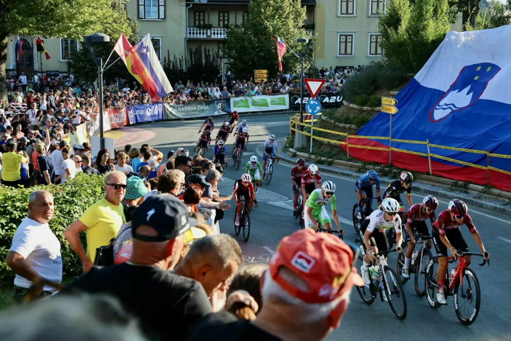 Slavnostni sprejem Tadeja Pogačarja v Komendi. 