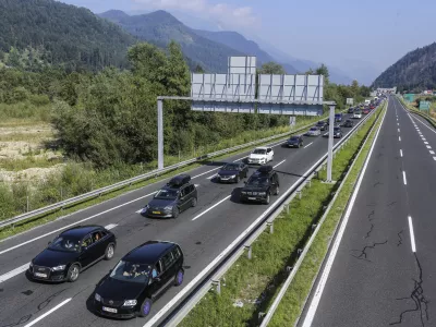 - 28.08.2016 - Gorenjska avtocesta - 10km prometni zastoj pred mejnim prehodom Karavanke na Jesenicah  //FOTO: Jaka Gasar
