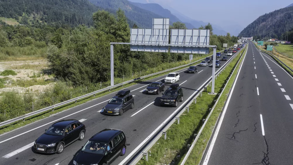 - 28.08.2016 - Gorenjska avtocesta - 10km prometni zastoj pred mejnim prehodom Karavanke na Jesenicah  //FOTO: Jaka Gasar