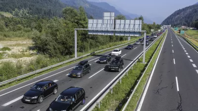 - 28.08.2016 - Gorenjska avtocesta - 10km prometni zastoj pred mejnim prehodom Karavanke na Jesenicah  //FOTO: Jaka Gasar