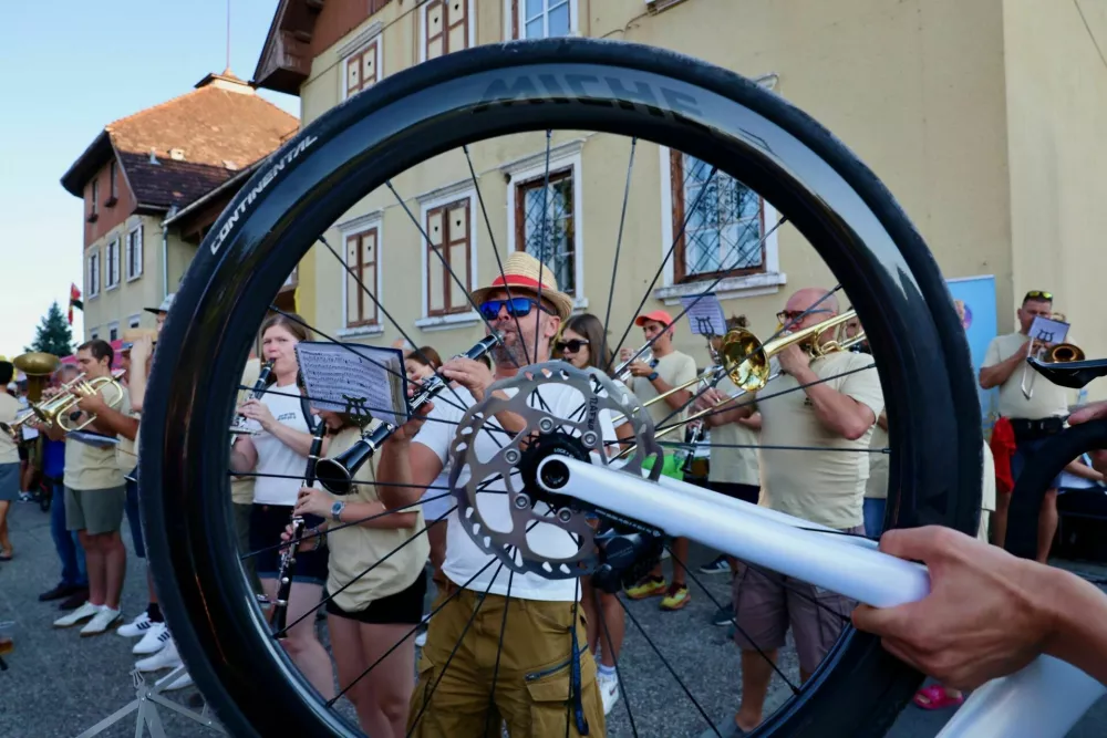 Slavnostni sprejem Tadeja Pogačarja v Komendi. 