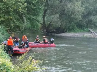 Na Muri se je prevrnil čoln. 