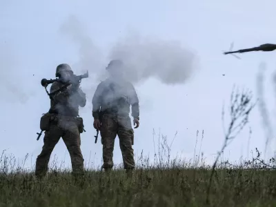 Servicemen of the 115th Separate Mechanized Brigade of the Ukrainian Armed Forces use an RPG-7 grenade launcher during a training between combat missions at a training ground, amid Russia's attack on Ukraine, in Kharkiv region, Ukraine August 8, 2025. REUTERS/Oleksandr Ratushniak