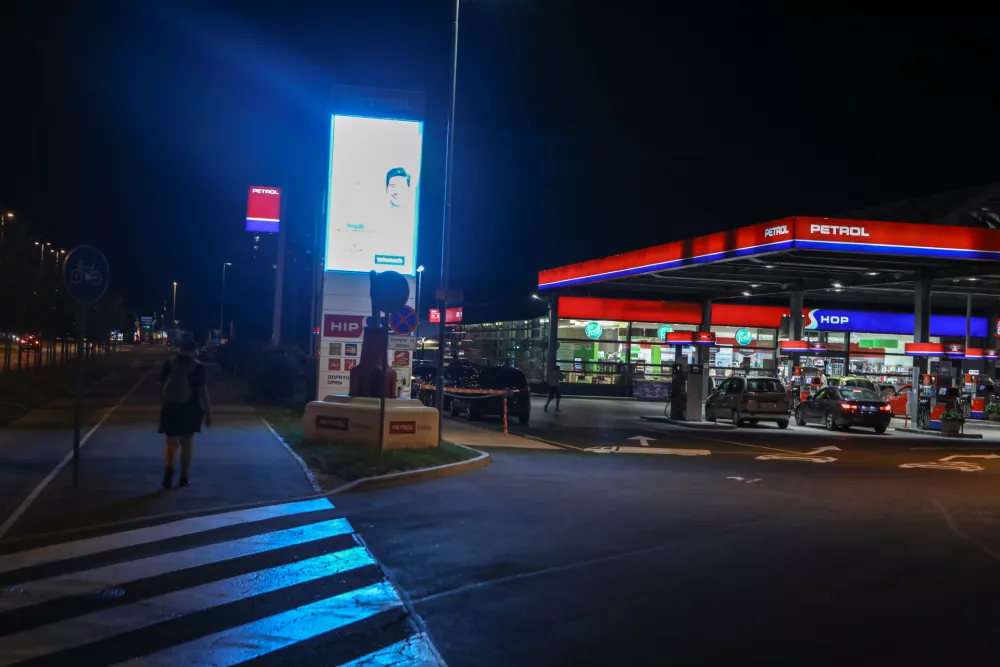 Svetlobno onesnaževanje: Za nekatere napise bi potrebovali varilna očala!