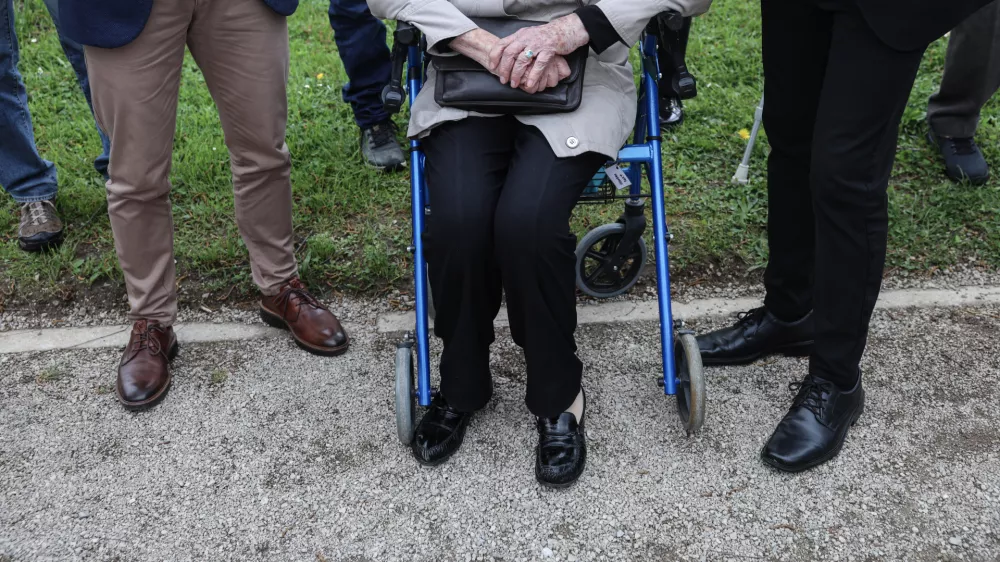 - upokojenci, opora, starostniki- 17.04.2025 - odkritje spominske table, posvečene humanitarki Aniti Ogulin (1952-2024), ki ga pripravljata Zveza Anita Ogulin in ZPM v sodelovanju z Dru&scaron;tvom Zeleni prstan//FOTO: Jaka Gasar