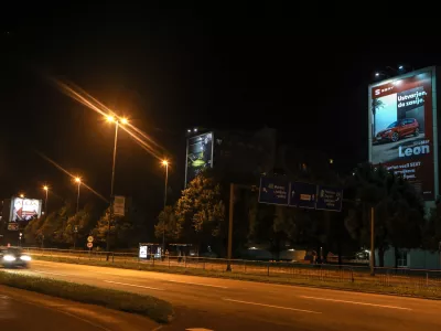 - 11.08.2020 &ndash; Celov&scaron;ka cesta v Ljubljani - svetlobno onesnaževanje - svetleči reklamni pano &ndash; meritev svetlosti &ndash;  //FOTO: Luka Cjuha.