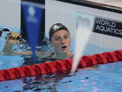 Summer McIntosh of Canada reacts after winning gold medal in the women's 400-meter individual medley final at the World Aquatics Championships in Singapore, Sunday, Aug. 3, 2025. (AP Photo/Lee Jin-man)