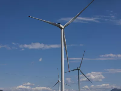 - Vetrna elektrarna, obnovljivi viri energije.- 24.07.2024. - VE Ljubač. - Vetrna elektrarna Ljubač v bližini Knina na Hrva&scaron;kem, v lasti Petrola, sestavlja 9 vetrnic vsaka po 3,6 MW, Celotna elektrarna ima 32,4 MW skupne nazivne moči in 85-90 GWh predvidene letne proizvodnje energije.//FOTO: Bojan VelikonjaOPOMBA: ZA OBJAVO V OBJEKTIVU!!!!