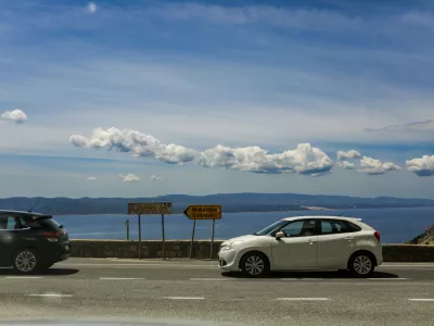 - Na poti iz Splita proti Makarski.- Cesta nad plažo Vruja pri vasi Dubci.- Makarska riviera.- Hrva&scaron;ka- 27.05.2025. - Reportaža o Jadranski magistrali ob 60. obletnici izgradnje in 70. obletnici začetka gradnje.- Jadranska magistrala, cesta, hrva&scaron;ka obala.OPOMBA: ZA OBJAVO V OBJEKTIVU!//FOTO: Bojan Velikonja