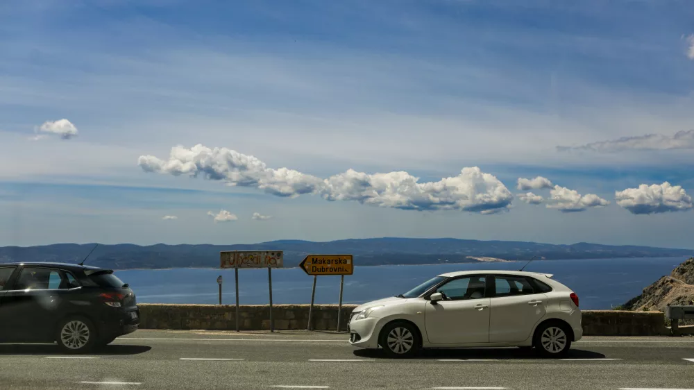 - Na poti iz Splita proti Makarski.- Cesta nad plažo Vruja pri vasi Dubci.- Makarska riviera.- Hrva&scaron;ka- 27.05.2025. - Reportaža o Jadranski magistrali ob 60. obletnici izgradnje in 70. obletnici začetka gradnje.- Jadranska magistrala, cesta, hrva&scaron;ka obala.OPOMBA: ZA OBJAVO V OBJEKTIVU!//FOTO: Bojan Velikonja