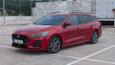 Evropski kavboj, ki jezdi v sončni zahod