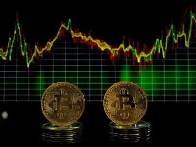 FILE PHOTO: Bitcoin tokens and a price chart are seen in this illustration picture taken November 21, 2024. REUTERS/Remo Casilli/Illustration/File Photo