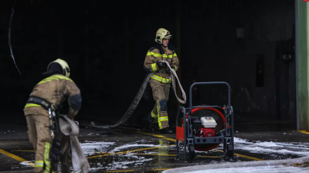 - 13.01.2017 - Ljubljanski potni&scaron;ki promet (LPP), Celov&scaron;ka cesta 160, - požar v servisni delavnici kjer sta zagorela dva mestna avtobusa -     //FOTO: Jaka Gasar