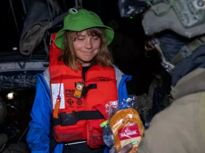 An Israeli solider passes a bun to Greta Thunberg onboard the Gaza-bound British-flagged yacht "Madleen" after Israeli forces boarded the charity vessel as it attempted to reach the Gaza Strip in defiance of an Israeli naval blockade, in this still image released on June 9, 2025. Israel Foreign Ministry via X/Handout via REUTERS  THIS IMAGE HAS BEEN SUPPLIED BY A THIRD PARTY MANDATORY CREDIT   TPX IMAGES OF THE DAY