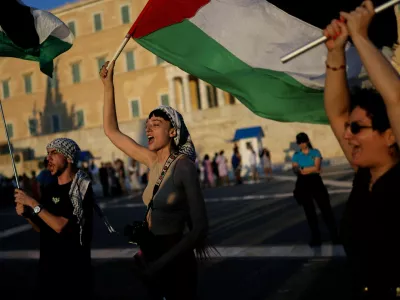 Pro-Palestinian protesters shout slogans in front of the Greek Parliament during a protest, part of demonstrations taking place across Greece, in Athens, August 10, 2025. REUTERS/Stelios Misinas   TPX IMAGES OF THE DAY / Foto: Stelios Misinas