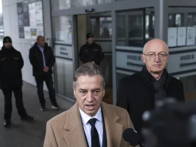 - 04.12.2024 - predsednik vlade Robert Golob je bil vabljen na zasli&scaron;anje na KPK - v sklopu preiskave o domnevnih političnih pritiskih na delo policije zasli&scaron;ala predsednika vlade Roberta Goloba in več prič. Med njimi so tudi nekdanja notranja ministrica Tatjana Bobnar, biv&scaron;i vr&scaron;ilec dolžnosti generalnega direktorja policije Bo&scaron;tjan Lindav, aktualna državna sekretarka na notranjem ministrstvu Tina Heferle in biv&scaron;i državni sekretar na tem ministrstvu Branko Lobnikar//FOTO: Jaka Gasar