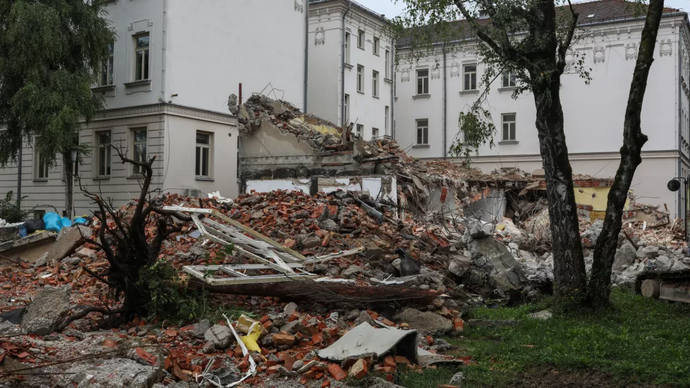- 29.07.2025. - Podrta telovadnica ob Osnovni &scaron;oli Prule.//FOTO: Bojan Velikonja