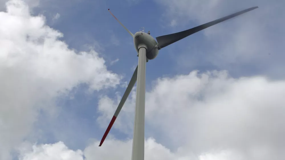 - druga elektrarna na veter v Sloveniji - električna energija - energetika - vetrnica - 22.04.2014 Razdrto - Vetrna elektrarna Nanos - stolp vetrnice je visok 53 metrov, elisa meri v premeru 44 metrov, moč naprave pa je 910 kilovatov - proizvedla bo predvidoma 1,6 gigavatne ure električne energije. //FOTO: Bojan Velikonja