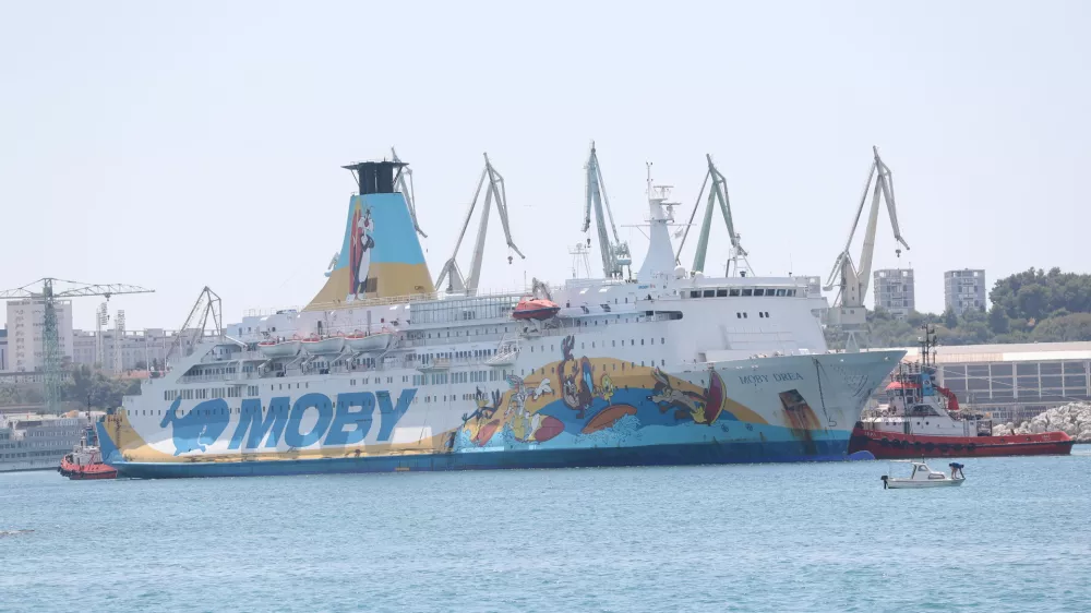 31.07.2025., Split - Uplovljavanje broda s azbestom Moby Drea u splitski skver. Photo: Ivo Cagalj/PIXSELL