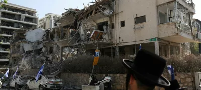 People look at damaged buildings at an impact site following missile attack from Iran on Israel, in Ramat Gan, Israel, June 14, 2025. REUTERS/Ronen Zvulun