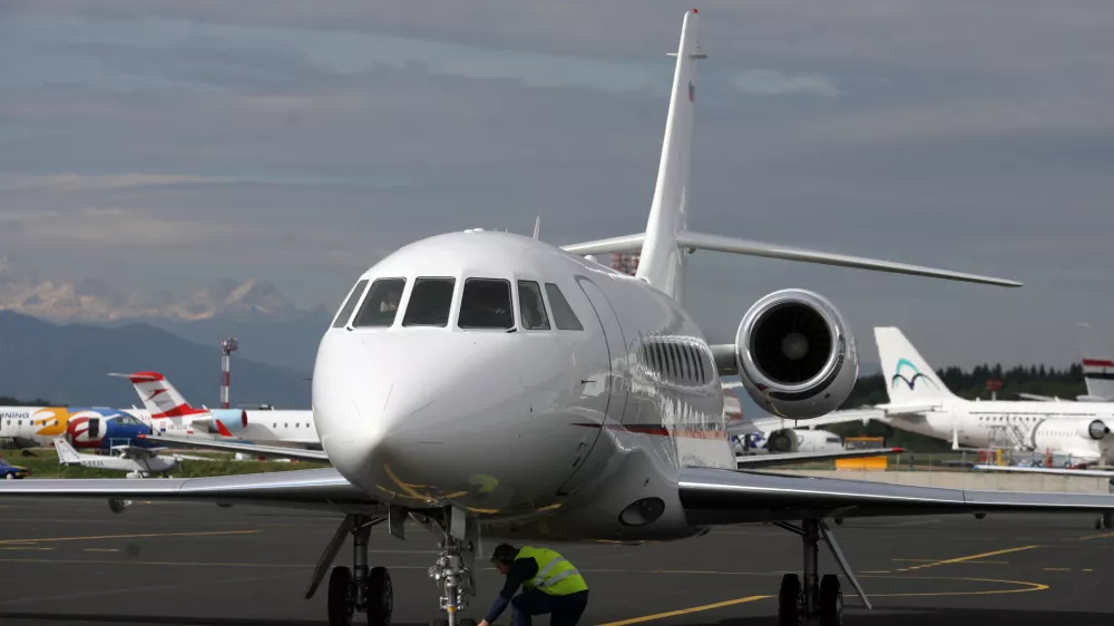 Slovensko protokolarno letalo falcon 2000EX po več kot pol leta, odkar je prenehala najemna pogodba v ZDA, pristalo na letali&scaron;ču Brnik.- Letalo je priletelo iz &scaron;vicarskega Basla, kjer je bilo na temeljitem remontu po &scaron;tirih letih najema, cena remonta pa naj bi bila nekaj 100.000 evrov///FOTO: Luka CjuhaOPOMBA: ZA OBJAVO V ČASOPISU DNEVNIK