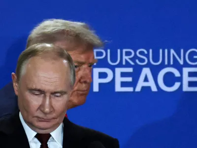 FILE PHOTO: U.S. President Donald Trump and Russian President Vladimir Putin hold a press conference following their meeting to negotiate an end to the war in Ukraine, at Joint Base Elmendorf-Richardson in Anchorage, Alaska, U.S., August 15, 2025. REUTERS/Jeenah Moon/File Photo / Foto: Jeenah Moon