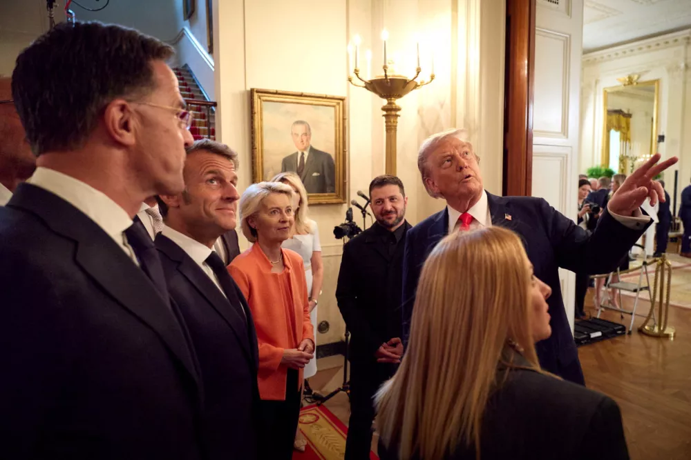 U.S. President Donald Trump, Ukrainian President Volodymyr Zelenskiy, French President Emmanuel Macron, Italian Prime Minister Giorgia Meloni, European Commission President Ursula von der Leyen, NATO Secretary General Mark Rutte walk during a meeting, amid negotiations to end the Russian war in Ukraine, at the White House in Washington, D.C., U.S., August 18, 2025. Ukrainian Presidential Press Service/Handout via REUTERS ATTENTION EDITORS - THIS IMAGE HAS BEEN SUPPLIED BY A THIRD PARTY. / Foto: Ukrainian Presidential Press Ser