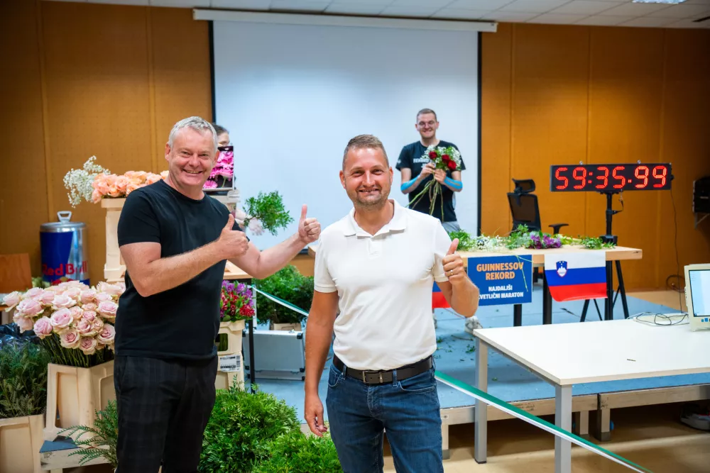 Slovenj Gradec, MKC.Koroski florist Zan Zolger je v prostorih MKC v Slovenj Gradcu ob 8. uri zacel cvetlicni maraton, v katerem namerava 24 ur izdelovati sopke in s tem postaviti Guinnessov rekord v izdelovanju sopkov.Za podvig pripravljeno cvetje.Zupan MO Slovenj Gradec Tilen Klugler in direktor javnega zavoda SPOTUR Slovenj Gradec Uros Pajenk.Foto: KN media